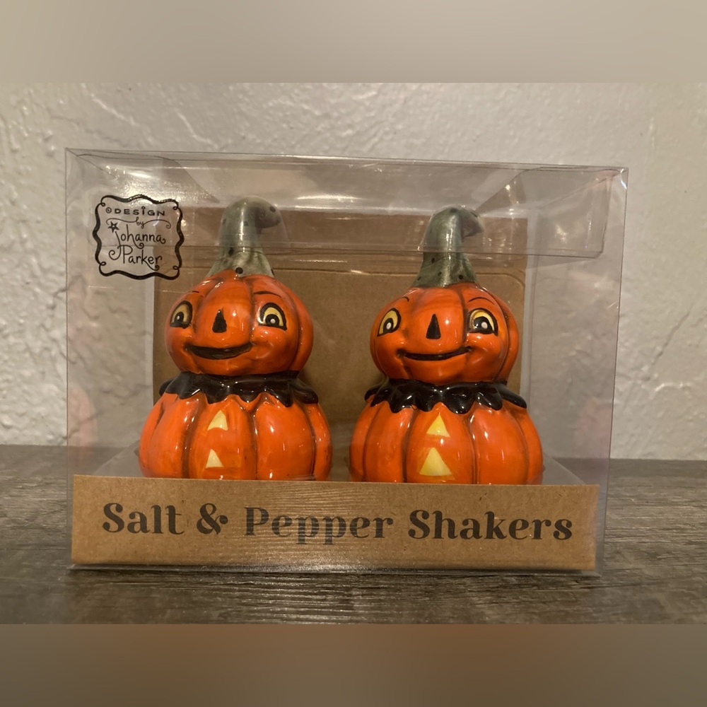 Johanna Parker Halloween Pumpkin Salt & Pepper Shakers - Picture 5 of 6